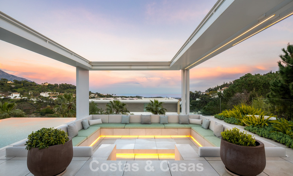 Se vende sensacional villa de lujo y moderna con vistas al mar en la urbanización cerrada El Madroñal en la zona de Marbella - Benahavis 779470