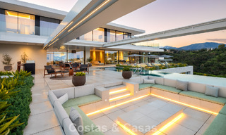 Se vende sensacional villa de lujo y moderna con vistas al mar en la urbanización cerrada El Madroñal en la zona de Marbella - Benahavis 779471 