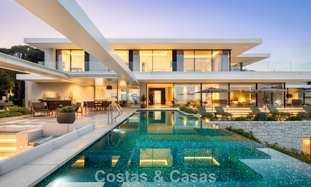 Se vende sensacional villa de lujo y moderna con vistas al mar en la urbanización cerrada El Madroñal en la zona de Marbella - Benahavis 779472