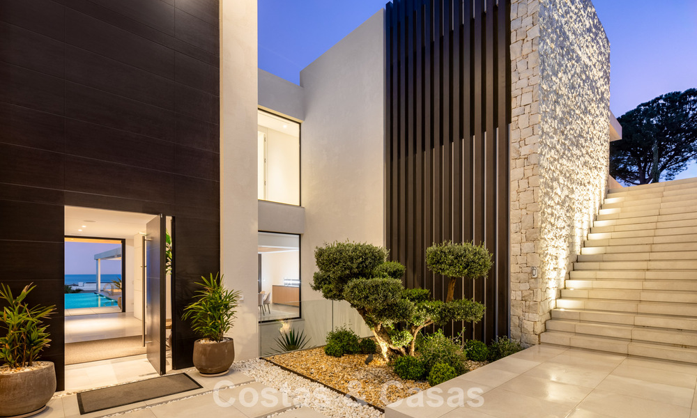 Se vende sensacional villa de lujo y moderna con vistas al mar en la urbanización cerrada El Madroñal en la zona de Marbella - Benahavis 779473
