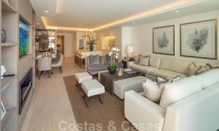 Apartamento lujosamente renovado de 4 dormitorios en venta en Puente Romano - Milla de Oro, Marbella 35943 