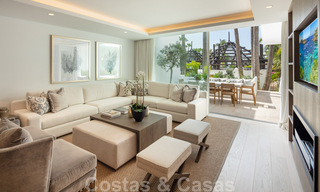 Apartamento lujosamente renovado de 4 dormitorios en venta en Puente Romano - Milla de Oro, Marbella 35944 