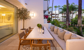 Apartamento lujosamente renovado de 4 dormitorios en venta en Puente Romano - Milla de Oro, Marbella 35969 