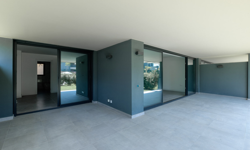 Nuevo y moderno apartamento con jardín en venta en un campo de golf entre Marbella y Estepona. 35973