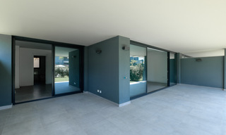 Nuevo y moderno apartamento con jardín en venta en un campo de golf entre Marbella y Estepona. 35973 