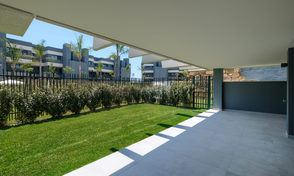Nuevo y moderno apartamento con jardín en venta en un campo de golf entre Marbella y Estepona. 35974