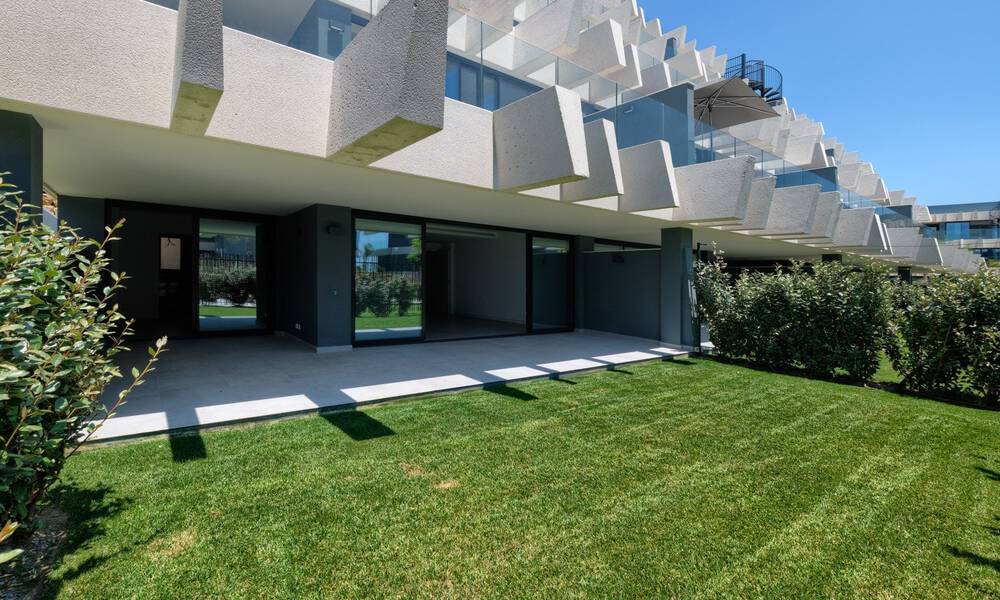 Nuevo y moderno apartamento con jardín en venta en un campo de golf entre Marbella y Estepona. 35975