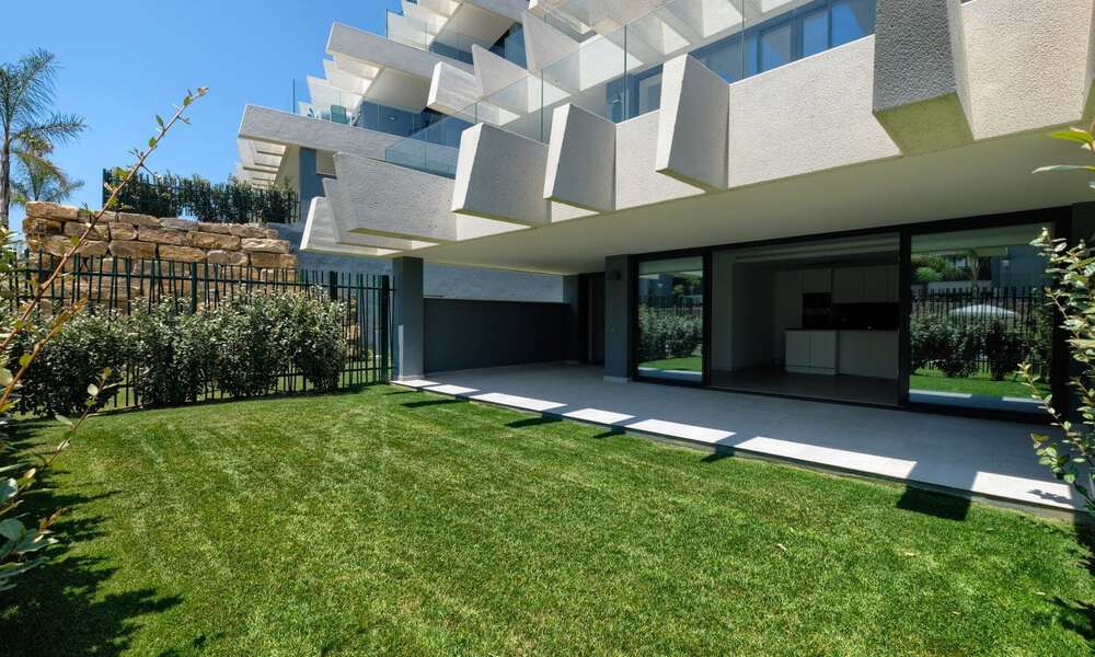Nuevo y moderno apartamento con jardín en venta en un campo de golf entre Marbella y Estepona. 35977