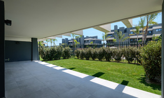 Nuevo y moderno apartamento con jardín en venta en un campo de golf entre Marbella y Estepona. 35978 