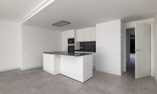 Nuevo y moderno apartamento con jardín en venta en un campo de golf entre Marbella y Estepona. 35980 