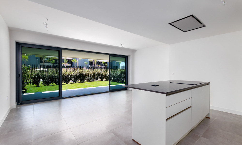 Nuevo y moderno apartamento con jardín en venta en un campo de golf entre Marbella y Estepona. 35982