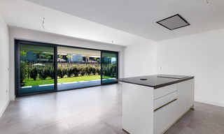 Nuevo y moderno apartamento con jardín en venta en un campo de golf entre Marbella y Estepona. 35982 