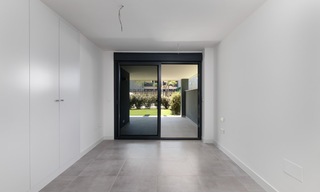 Nuevo y moderno apartamento con jardín en venta en un campo de golf entre Marbella y Estepona. 35984 