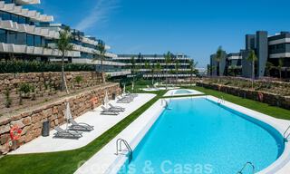 Nuevo y moderno apartamento con jardín en venta en un campo de golf entre Marbella y Estepona. 36161 