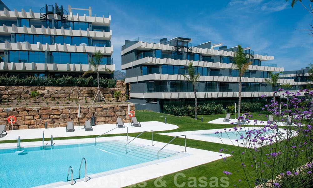 Nuevo y moderno apartamento con jardín en venta en un campo de golf entre Marbella y Estepona. 36162