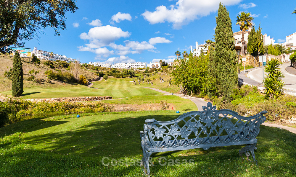 Nuevo y moderno apartamento con jardín en venta en un campo de golf entre Marbella y Estepona. 36167