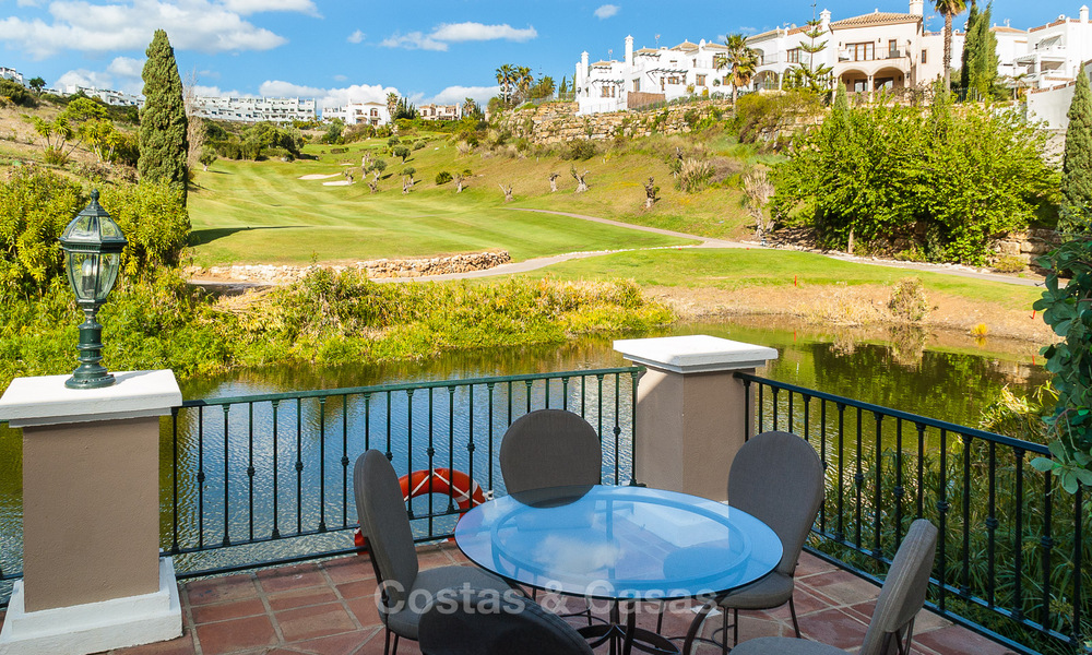 Nuevo y moderno apartamento con jardín en venta en un campo de golf entre Marbella y Estepona. 36168