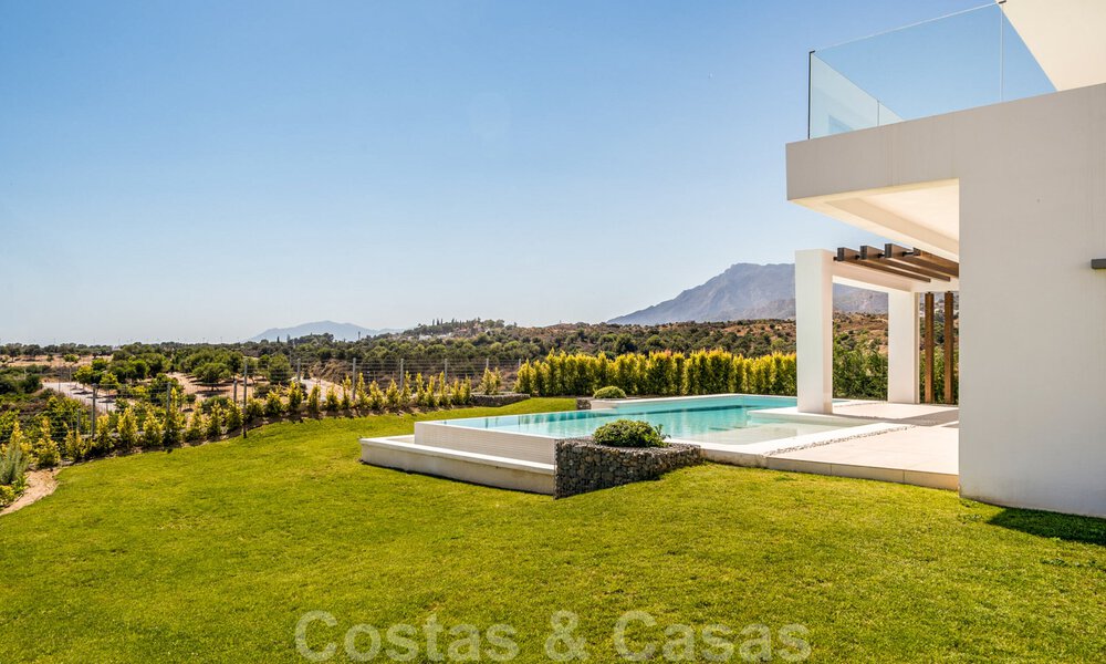 Listo para entrar a vivir, villa moderna con impresionantes vistas en venta en Marbella Este 36012