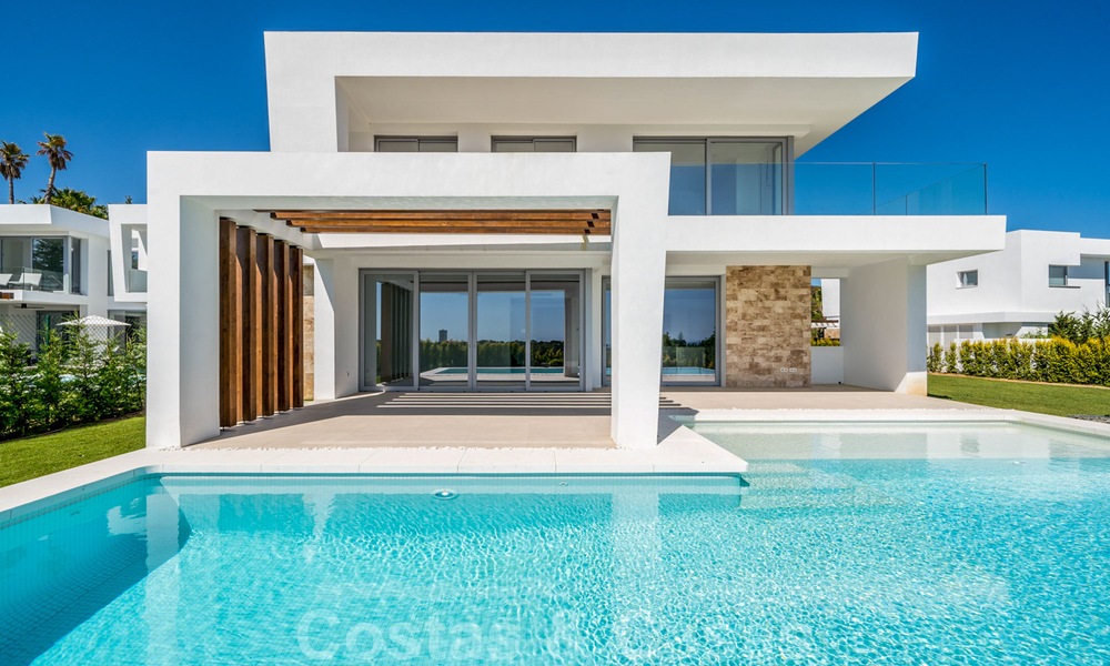 Listo para entrar a vivir, villa moderna con impresionantes vistas en venta en Marbella Este 36013