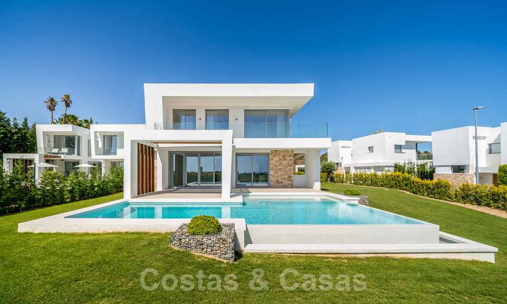 Listo para entrar a vivir, villa moderna con impresionantes vistas en venta en Marbella Este 36014