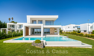 Listo para entrar a vivir, villa moderna con impresionantes vistas en venta en Marbella Este 36014 