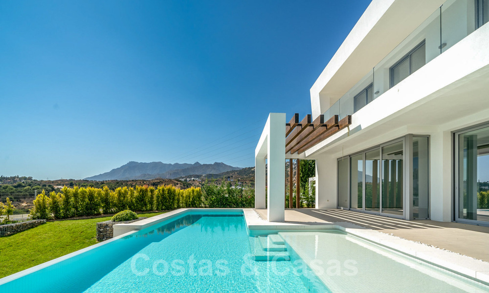 Listo para entrar a vivir, villa moderna con impresionantes vistas en venta en Marbella Este 36015