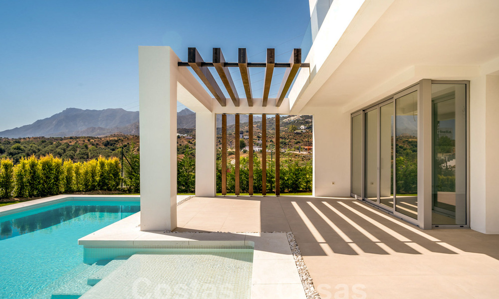 Listo para entrar a vivir, villa moderna con impresionantes vistas en venta en Marbella Este 36016