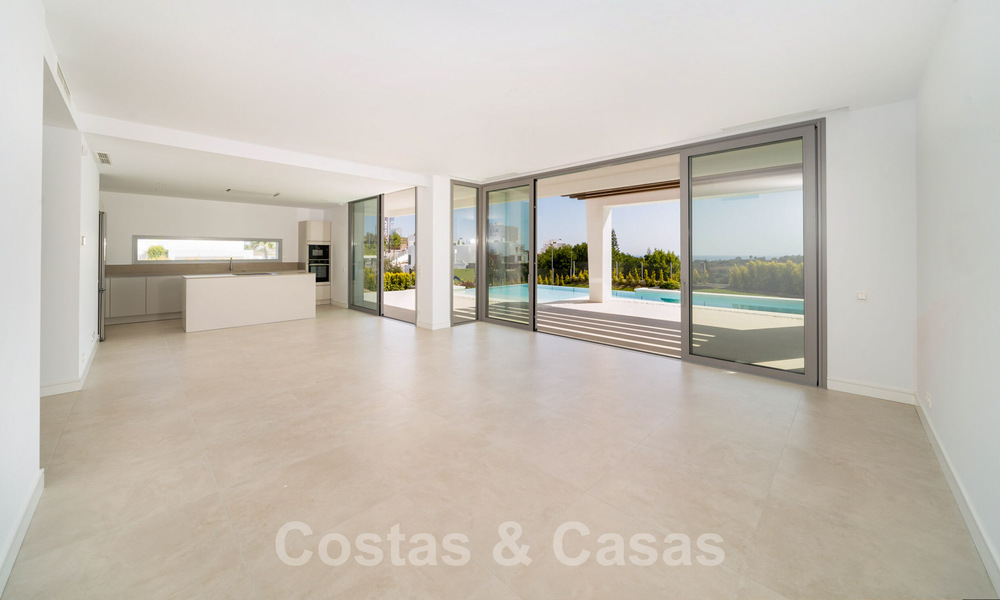 Listo para entrar a vivir, villa moderna con impresionantes vistas en venta en Marbella Este 36018
