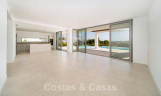 Listo para entrar a vivir, villa moderna con impresionantes vistas en venta en Marbella Este 36018 