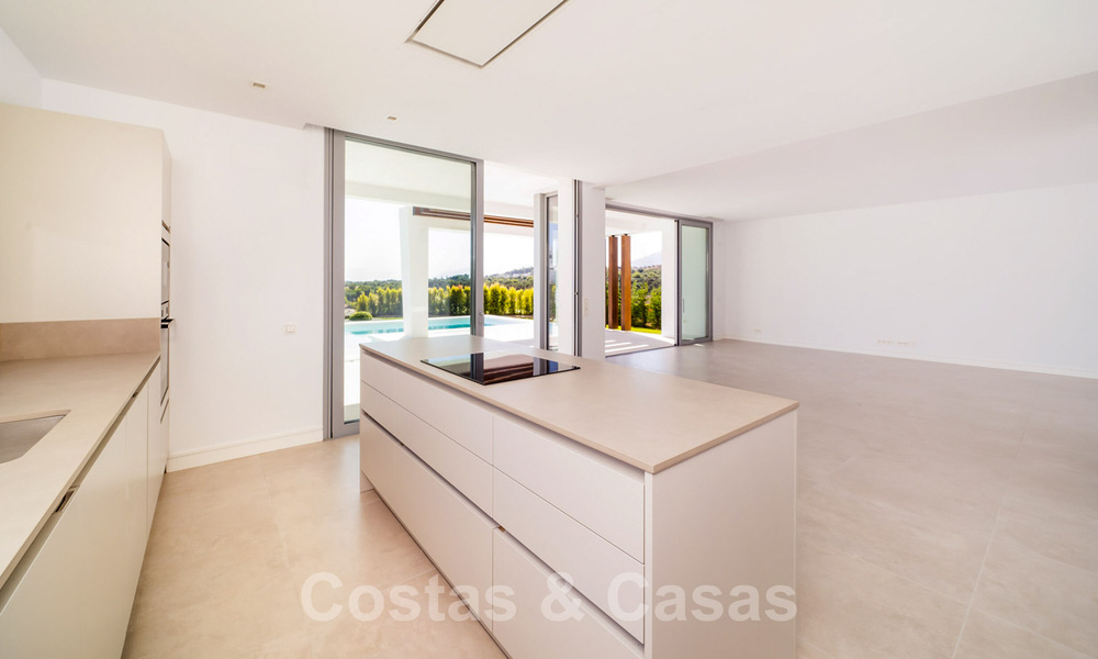 Listo para entrar a vivir, villa moderna con impresionantes vistas en venta en Marbella Este 36019