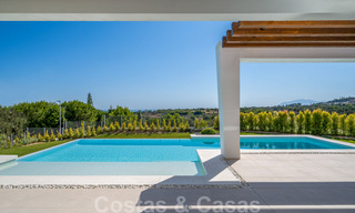 Listo para entrar a vivir, villa moderna con impresionantes vistas en venta en Marbella Este 36021 