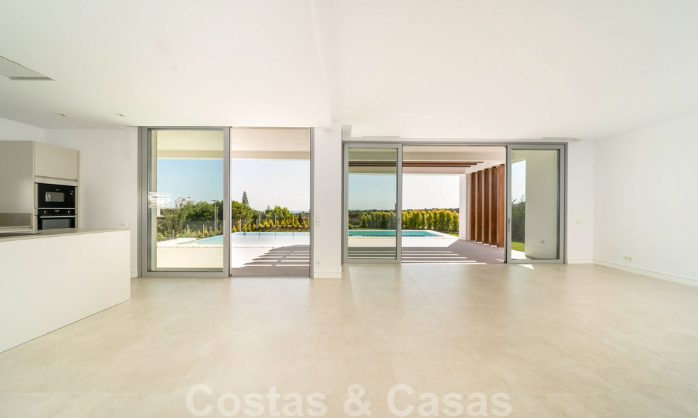 Listo para entrar a vivir, villa moderna con impresionantes vistas en venta en Marbella Este 36022