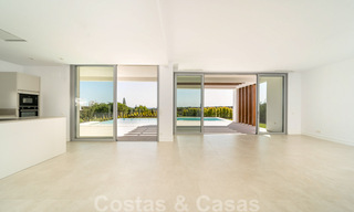 Listo para entrar a vivir, villa moderna con impresionantes vistas en venta en Marbella Este 36022 