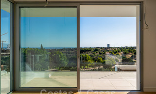 Listo para entrar a vivir, villa moderna con impresionantes vistas en venta en Marbella Este 36032 