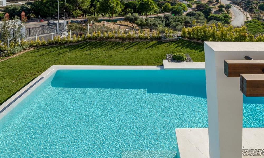 Listo para entrar a vivir, villa moderna con impresionantes vistas en venta en Marbella Este 36033