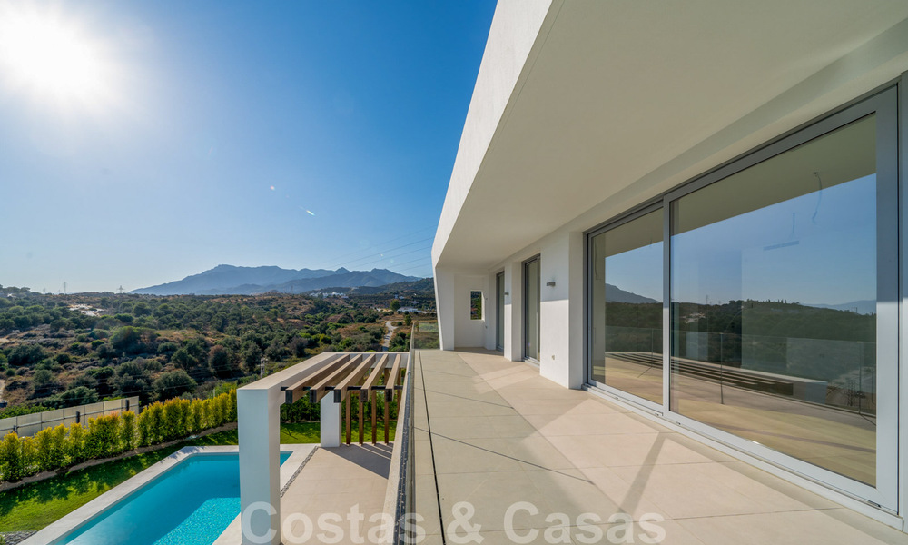 Listo para entrar a vivir, villa moderna con impresionantes vistas en venta en Marbella Este 36034