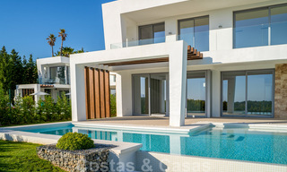 Listo para entrar a vivir, villa moderna con impresionantes vistas en venta en Marbella Este 36041 