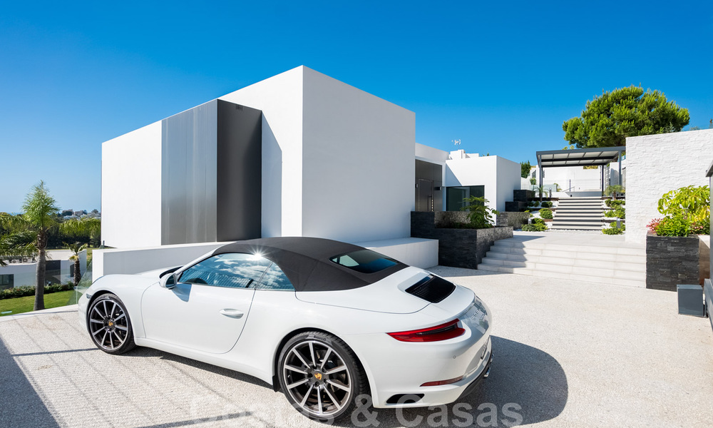 Lista para entrar a vivir, nueva villa de diseño moderno con impresionantes vistas en venta en Marbella - Benahavis 36049