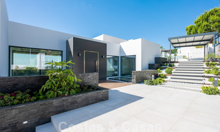 Lista para entrar a vivir, nueva villa de diseño moderno con impresionantes vistas en venta en Marbella - Benahavis 36050 