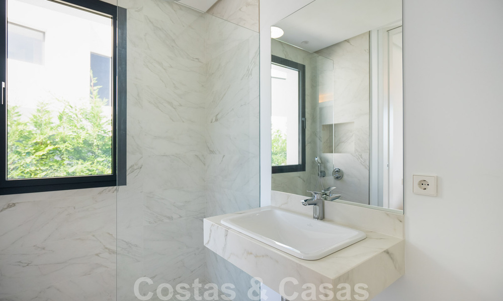Lista para entrar a vivir, nueva villa de diseño moderno con impresionantes vistas en venta en Marbella - Benahavis 36052