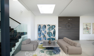 Lista para entrar a vivir, nueva villa de diseño moderno con impresionantes vistas en venta en Marbella - Benahavis 36056 