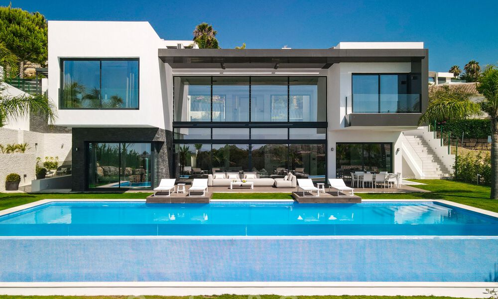 Lista para entrar a vivir, nueva villa de diseño moderno con impresionantes vistas en venta en Marbella - Benahavis 36057