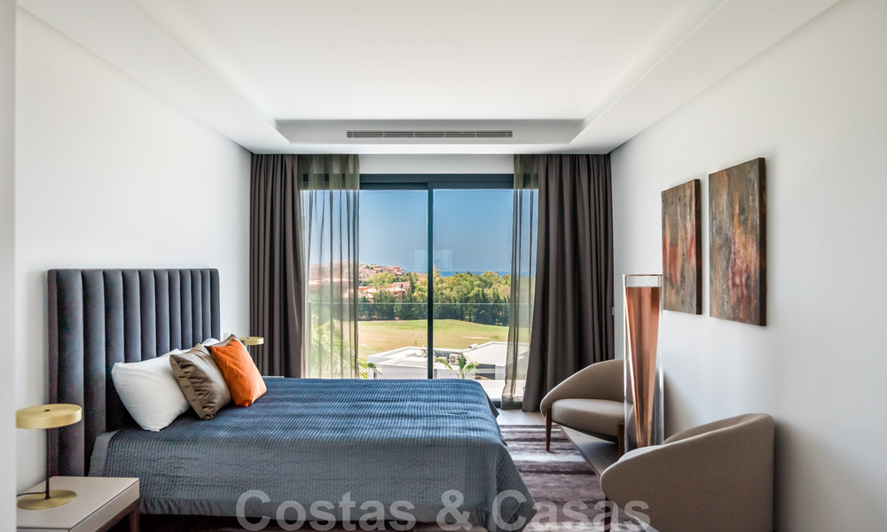 Lista para entrar a vivir, nueva villa de diseño moderno con impresionantes vistas en venta en Marbella - Benahavis 36060