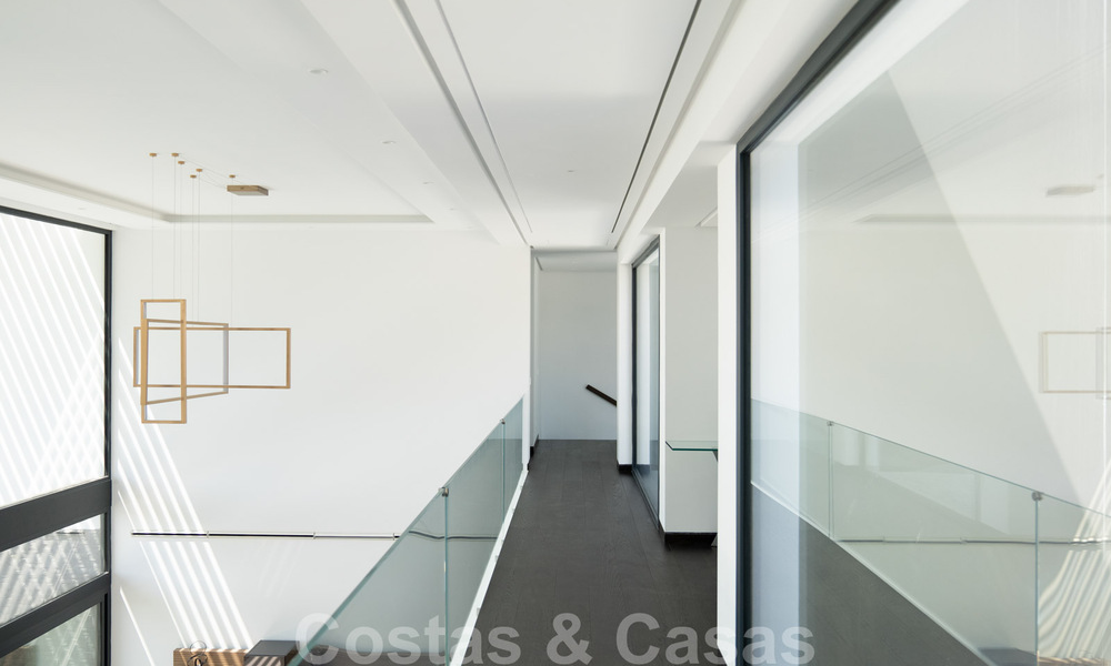 Lista para entrar a vivir, nueva villa de diseño moderno con impresionantes vistas en venta en Marbella - Benahavis 36061