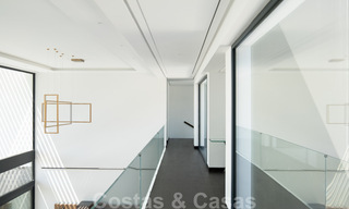 Lista para entrar a vivir, nueva villa de diseño moderno con impresionantes vistas en venta en Marbella - Benahavis 36061 