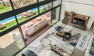 Lista para entrar a vivir, nueva villa de diseño moderno con impresionantes vistas en venta en Marbella - Benahavis 36062 