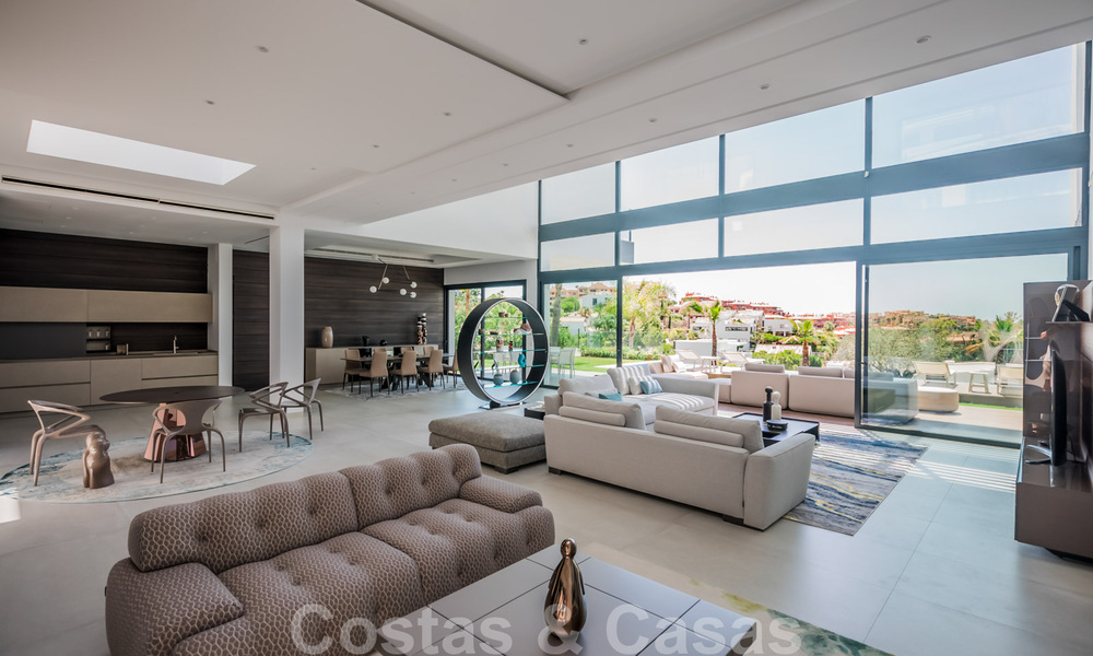 Lista para entrar a vivir, nueva villa de diseño moderno con impresionantes vistas en venta en Marbella - Benahavis 36064
