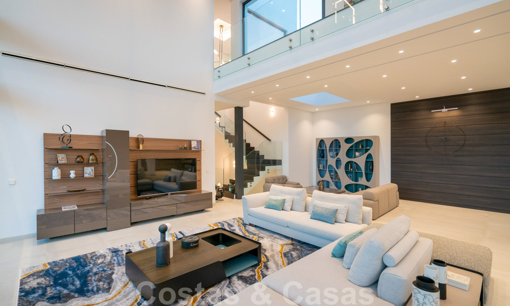 Lista para entrar a vivir, nueva villa de diseño moderno con impresionantes vistas en venta en Marbella - Benahavis 36070