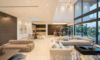 Lista para entrar a vivir, nueva villa de diseño moderno con impresionantes vistas en venta en Marbella - Benahavis 36072 