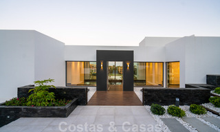 Lista para entrar a vivir, nueva villa de diseño moderno con impresionantes vistas en venta en Marbella - Benahavis 36073 